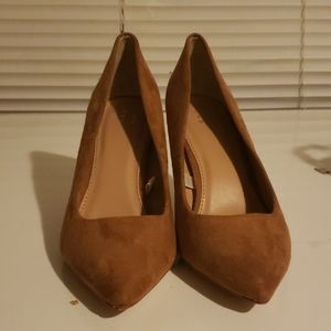 Camel suede pumps